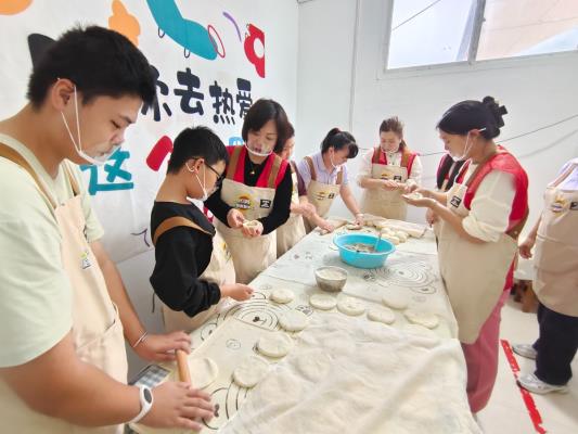双节同庆做糖馍 指尖温情暖童心