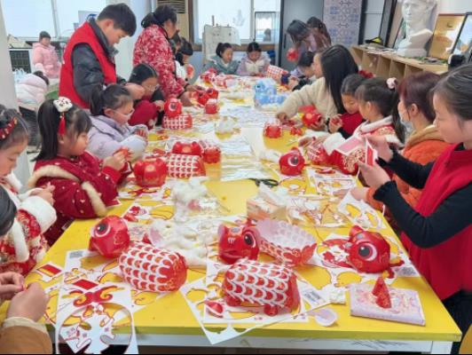 萌娃巧做醒狮灯 非遗传承迎新春