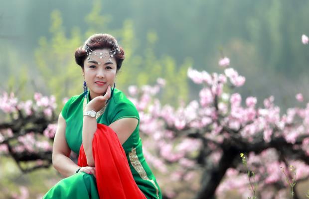 桃花盛开佳人俏