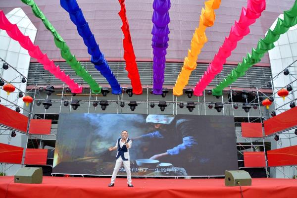 淮南籍著名音乐人俊锋在市文博会演出震撼登场