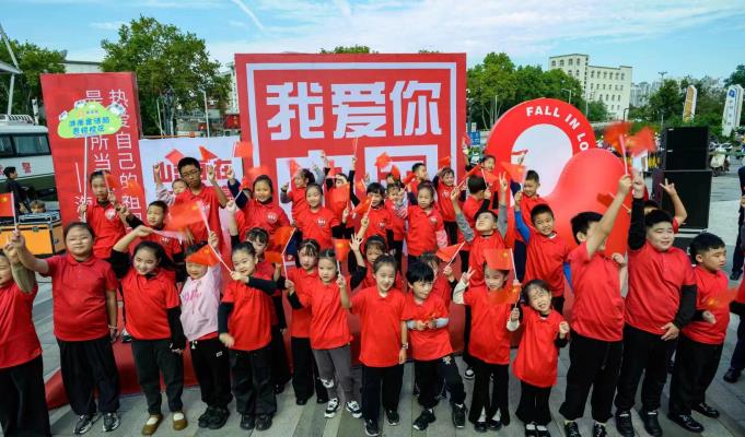 淮南金话筒艺术培训学校举行“我爱你祖国”千人朗诵活动