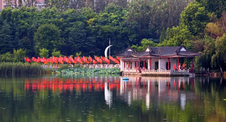 秀美龙湖——风卷红旗如画