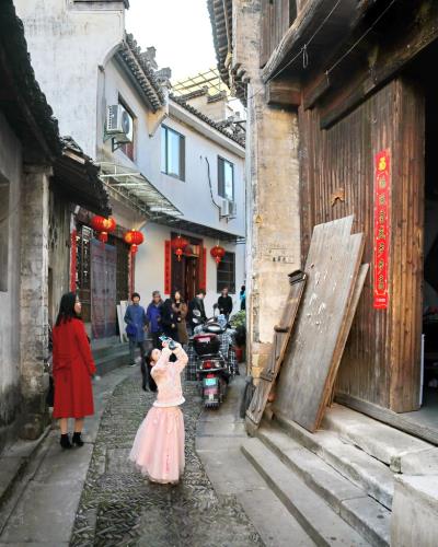 渔梁古街上的小摄手