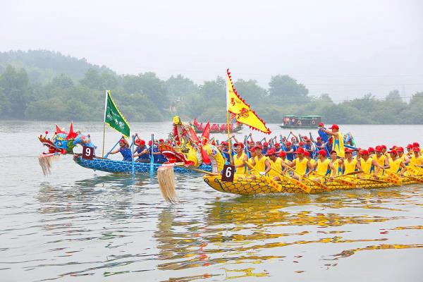 古镇划龙祭端午