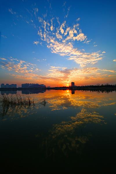 霞落中央湖