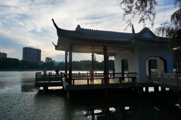 龙湖早晨
