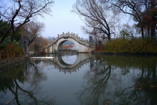 雨中龙湖即景