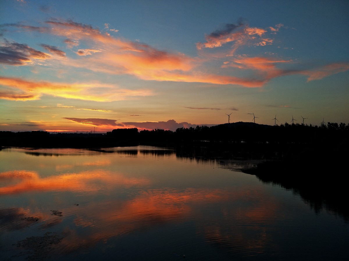 马敏《夕照护城河》18505540990、淮南市寿县、傍晚夕阳照耀在古寿州靖淮门外护城河上，风光无限好。.jpg