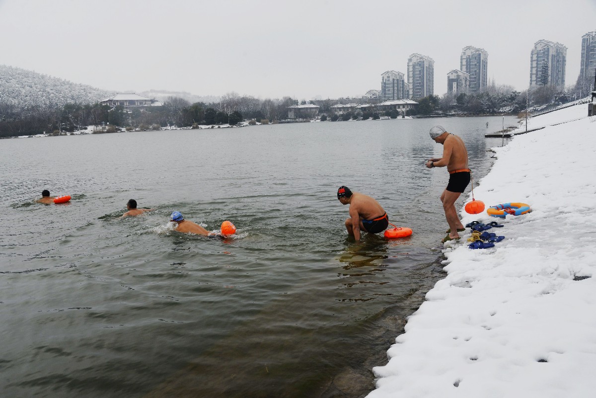 【冬泳纪实】视频：哈尔滨冬泳-黑妹，冰雪大世界三米高台跳水！-搜狐体育