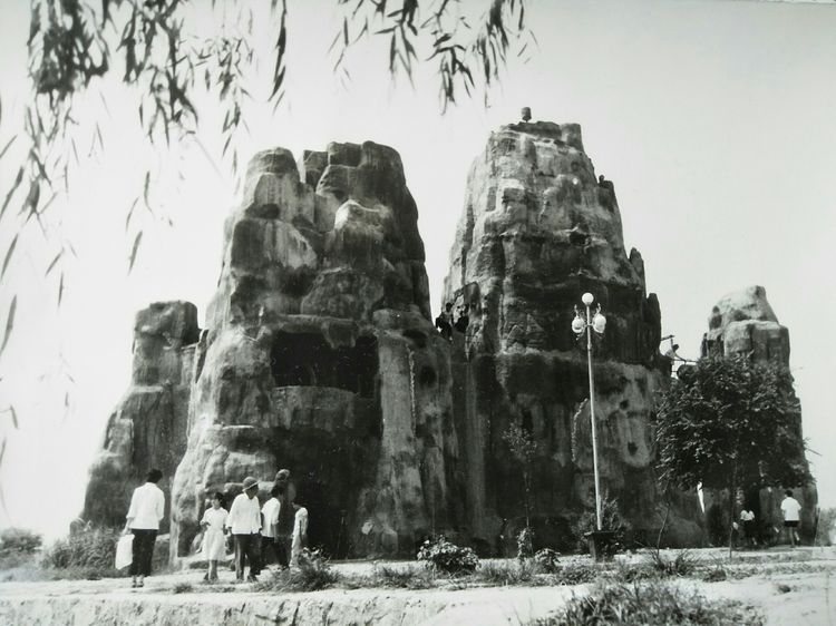 36龙湖公园里的迎宾山.jpg
