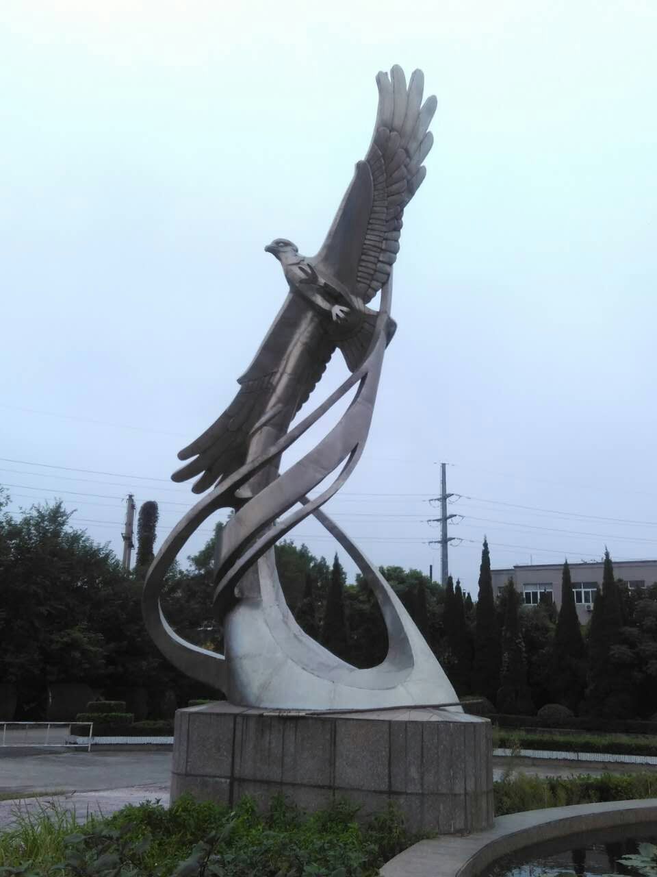 66新庄孜煤矿内的“雄鹰展翅”雕塑.jpg