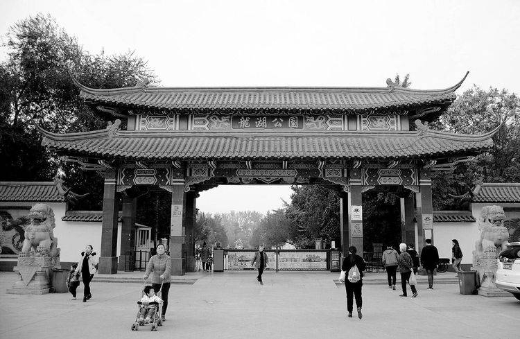 14龙湖公园南门.JPG