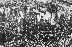 1927年1月3日,英军制造 “一•三”惨案。武汉各界连日集会反对英国侵略者暴行.jpg 1927年1月3日,英军制造 “一•三”惨案。武汉各界连日集会反对英国侵略者暴行.jpg