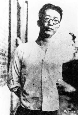 1927年“八七”会议前人瞿秋白在武汉中央机关门口留影.jpg 1927年“八七”会议前人瞿秋白在武汉中央机关门口留影.jpg