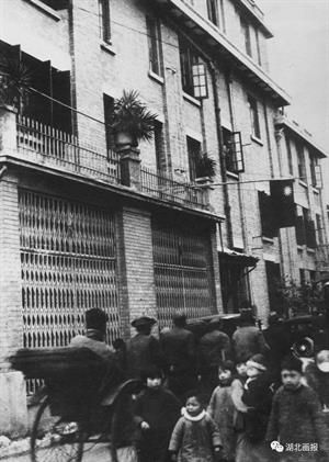 1937年12月至1938年10月,周恩来、董必武、秦邦宪、叶剑英、邓颖超、王明等在这里领导中共中央长江局和八路军武汉办事处,广泛开展抗日统一战线工作.jpg 1937年12月至1938年10月,周恩来、董必武、秦邦宪、叶剑英、邓颖超、王明等在这里领导中共中央长江局和八路军武汉办事处,广泛开展抗日统一战线工作.jpg
