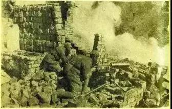 1938年,万家岭战役中我军重机枪阵地向敌发射.jpg 1938年,万家岭战役中我军重机枪阵地向敌发射.jpg