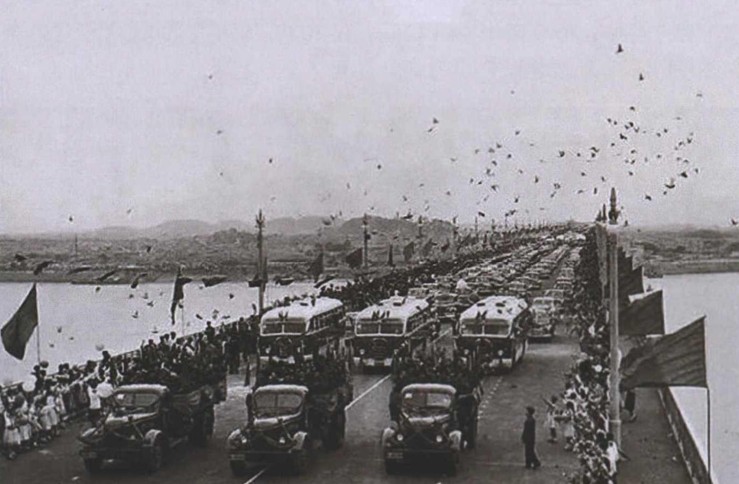 1957年10月武汉长江大桥通车典礼.jpg 1957年10月武汉长江大桥通车典礼.jpg