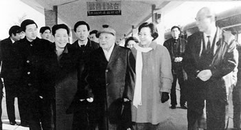 1992年1月邓小平巡视南方，在武昌火车站和省、武汉市负责同志亲切交谈.jpg