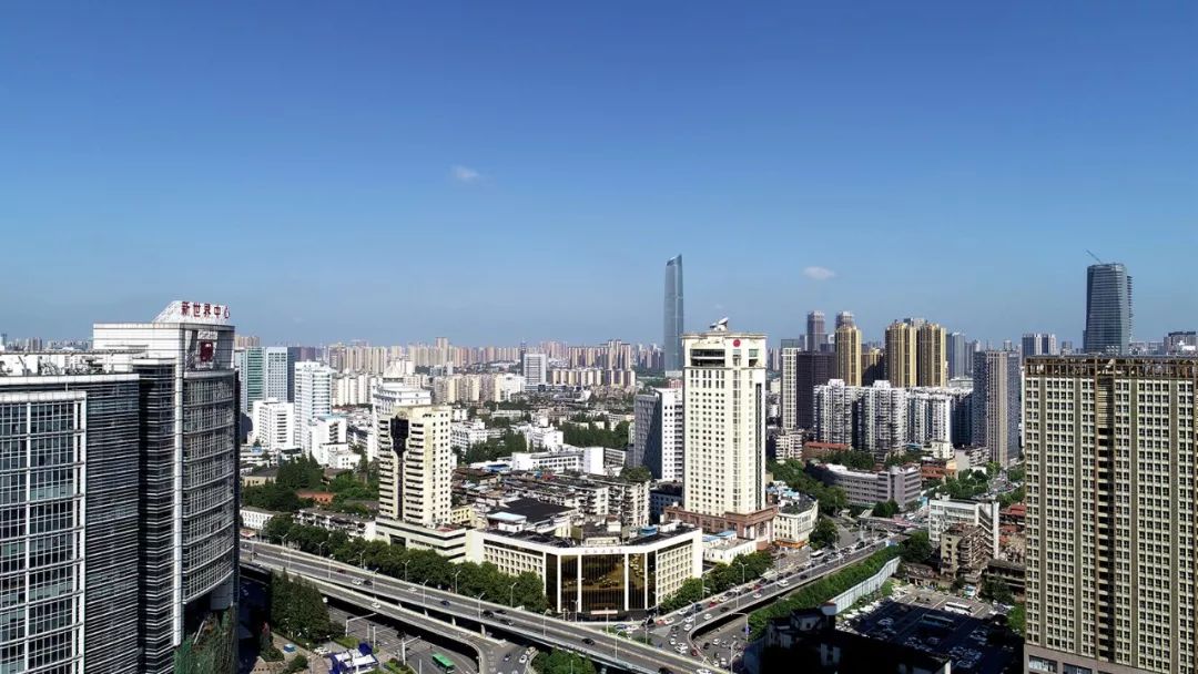 2018年8月,汉口航空路立交桥上车辆不仅多了N倍,旁边的高楼房屋也多得数不清.jpeg 2018年8月,汉口航空路立交桥上车辆不仅多了N倍,旁边的高楼房屋也多得数不清.jpeg