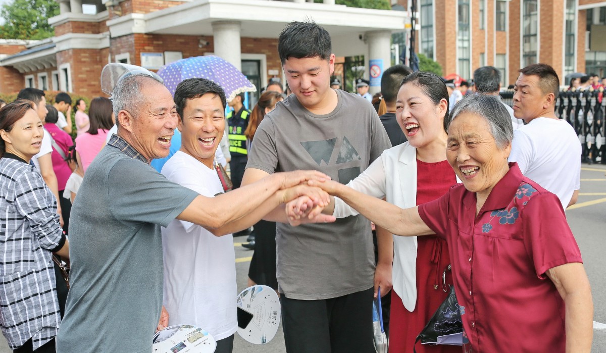 《家国情怀----祖孙三代为高考加油》A17A6494_调整大小.JPG