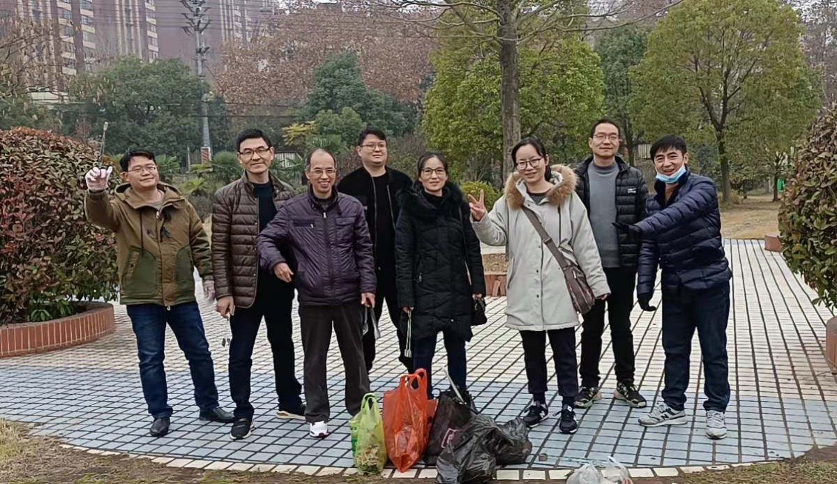 2老师们与自己的“战果”合影.jpg 2老师们与自己的“战果”合影.jpg