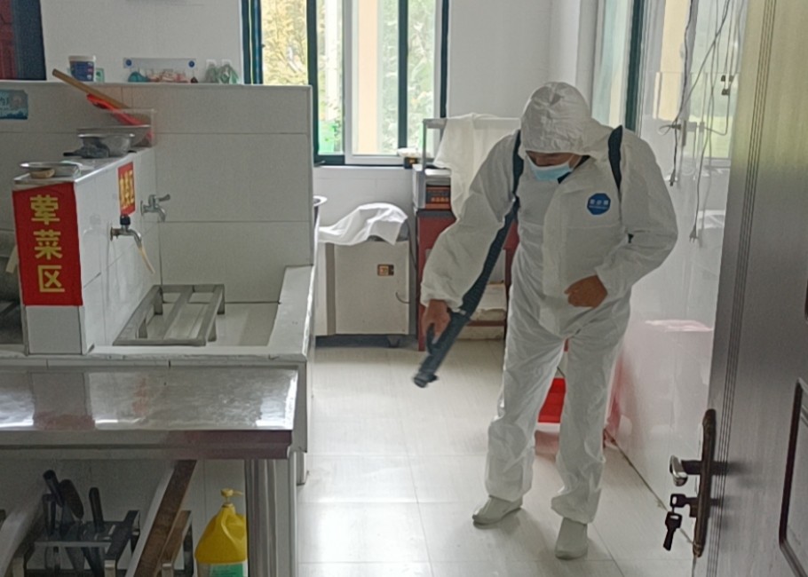 5工作人员对食堂操作间进行消毒.jpg 5工作人员对食堂操作间进行消毒.jpg