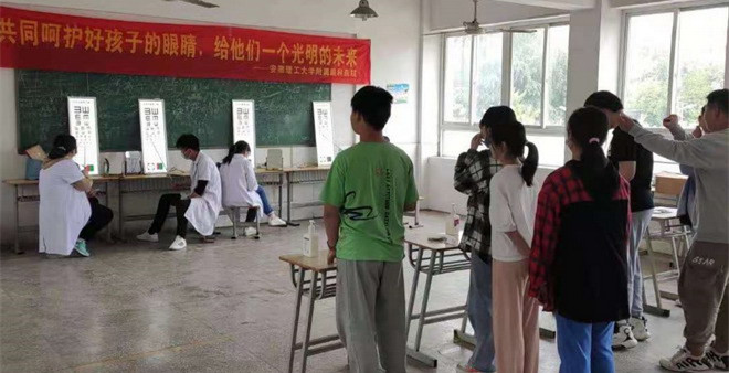 6我校对学生进行视力监测与筛查.jpg 6我校对学生进行视力监测与筛查.jpg