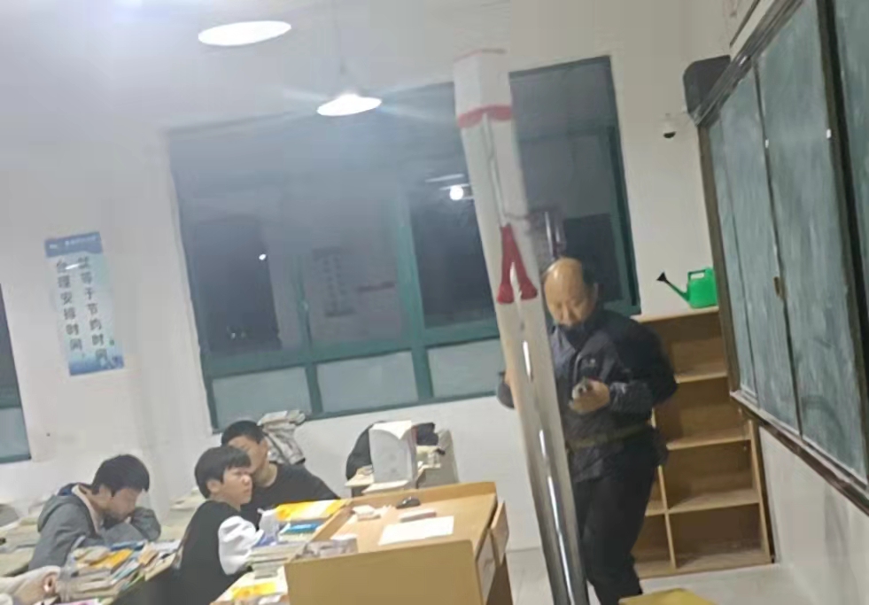 10杨传龙在更换灯泡.jpg 10杨传龙在更换灯泡.jpg