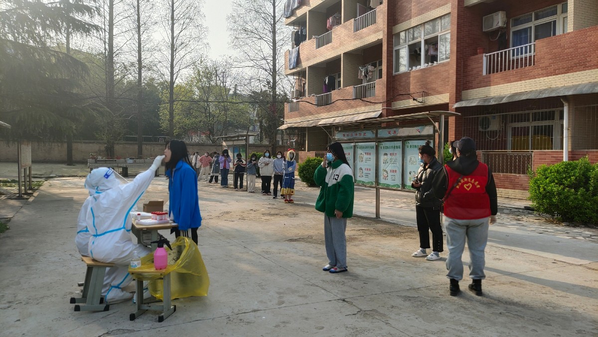 疾控人员到校为滞留学生做核酸检测.jpg 疾控人员到校为滞留学生做核酸检测.jpg