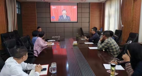 1-1学校领导班子成员和中层党员干部在会议室集中观看党的二十大开幕会.jpg 1-1学校领导班子成员和中层党员干部在会议室集中观看党的二十大开幕会.jpg