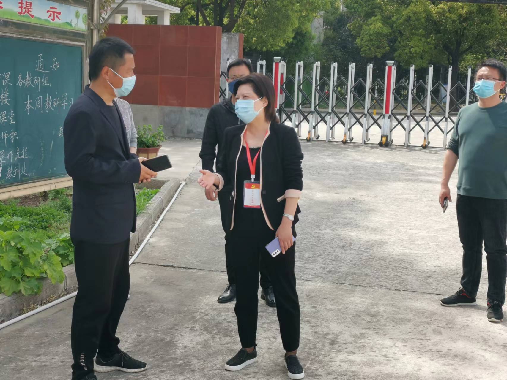 3-1市教体局纪检监察组杨燕组长(中)督查我校疫情防控工作.jpg 3-1市教体局纪检监察组杨燕组长(中)督查我校疫情防控工作.jpg