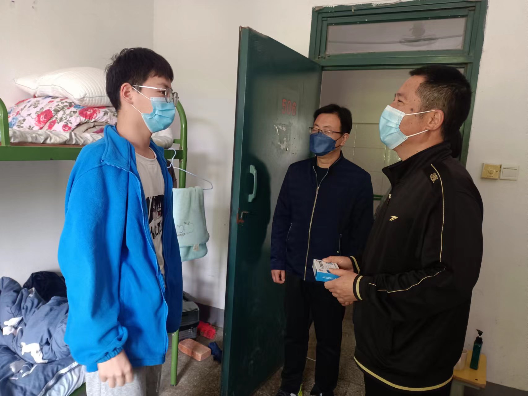 3-3陈国武校长(右)、刘涛副校长(中)一行看望留校学生.jpg 3-3陈国武校长(右)、刘涛副校长(中)一行看望留校学生.jpg