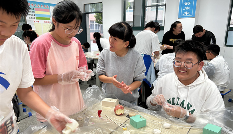 6-2同学们在“我们的节日·中秋节”主题劳动实践活动中亲手做月饼.jpg