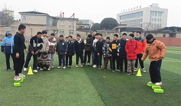 7-1淮南十三中开展心理健康户外拓展活动.jpg