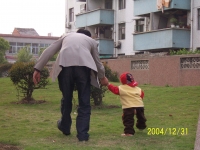 学步背影