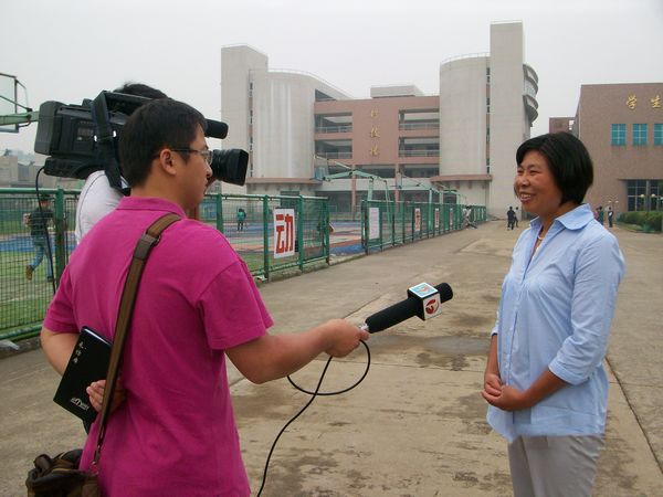 淮南市红十字会多方联系淮南工业学校敞开温暖怀抱----淮南“义丐”“谢傻子”之女如愿就读