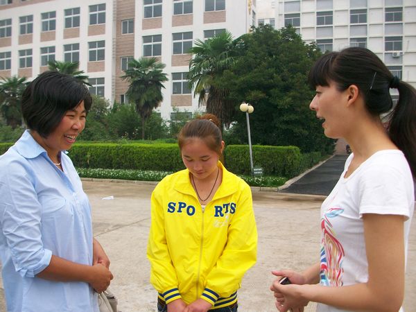 淮南市红十字会多方联系淮南工业学校敞开温暖怀抱----淮南“义丐”“谢傻子”之女如愿就读