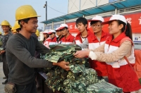 淮南市红十字会4000件秋衣寄托对农民工的关爱
