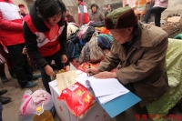 严冬送温暖 真情传万家----淮南市红十字会自筹35万元款物开展“博爱送万家”