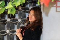 手捧红酒的少女