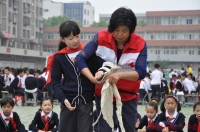 淮南市红十字会应急救护送进小学生运动会