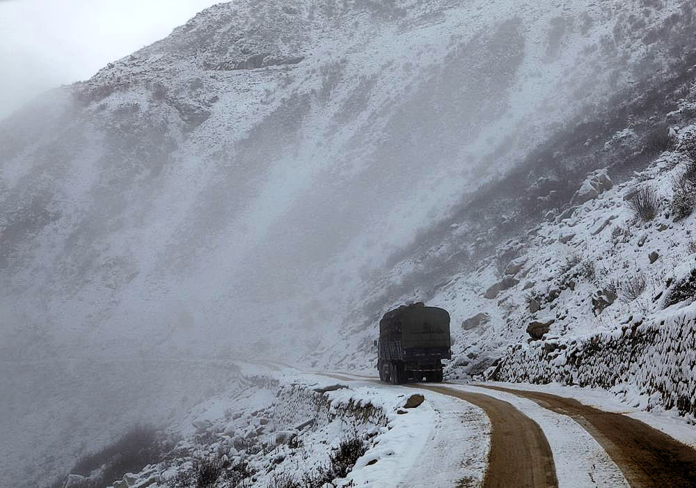 驴行川藏第一险——翻越冰雪覆盖的雀儿山(组照)
