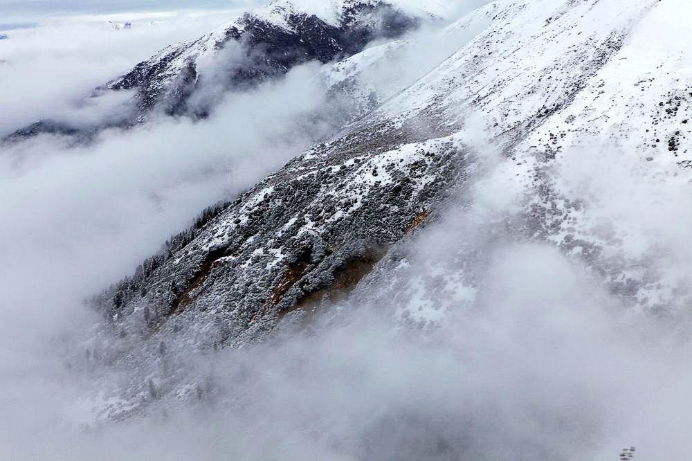 驴行川藏第一险——翻越冰雪覆盖的雀儿山(组照)