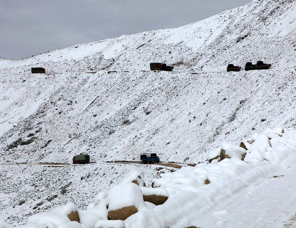 驴行川藏第一险——翻越冰雪覆盖的雀儿山(组照)