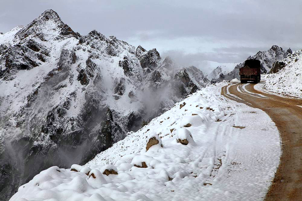 驴行川藏第一险——翻越冰雪覆盖的雀儿山(组照)