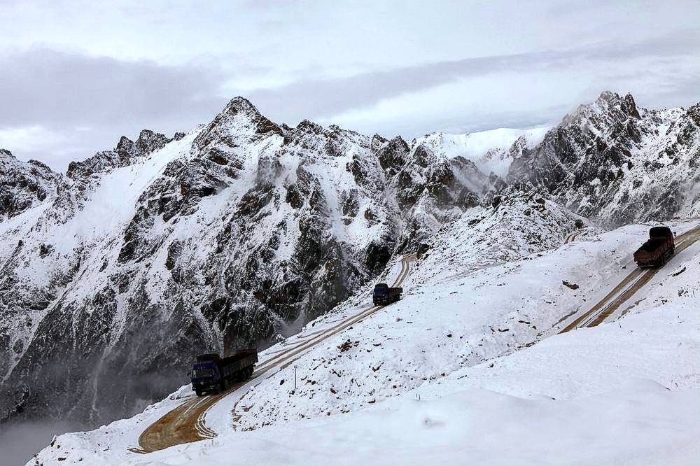驴行川藏第一险——翻越冰雪覆盖的雀儿山(组照)