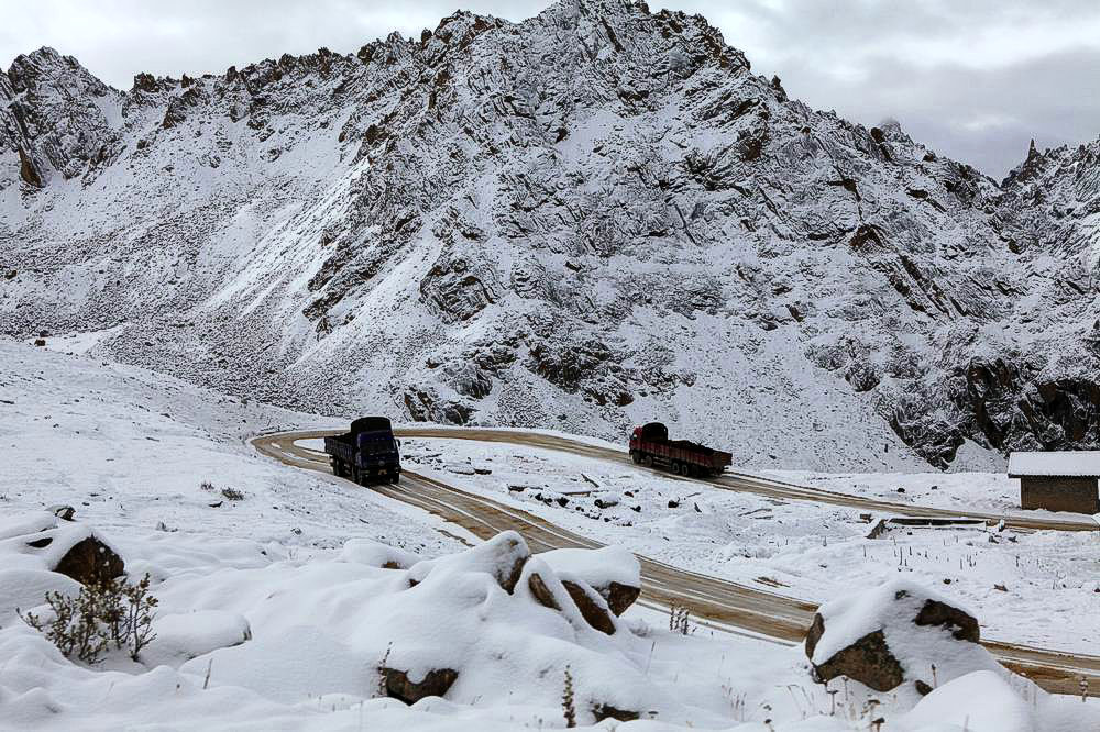 驴行川藏第一险——翻越冰雪覆盖的雀儿山(组照)