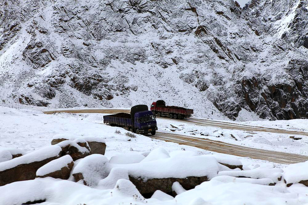 驴行川藏第一险——翻越冰雪覆盖的雀儿山(组照)