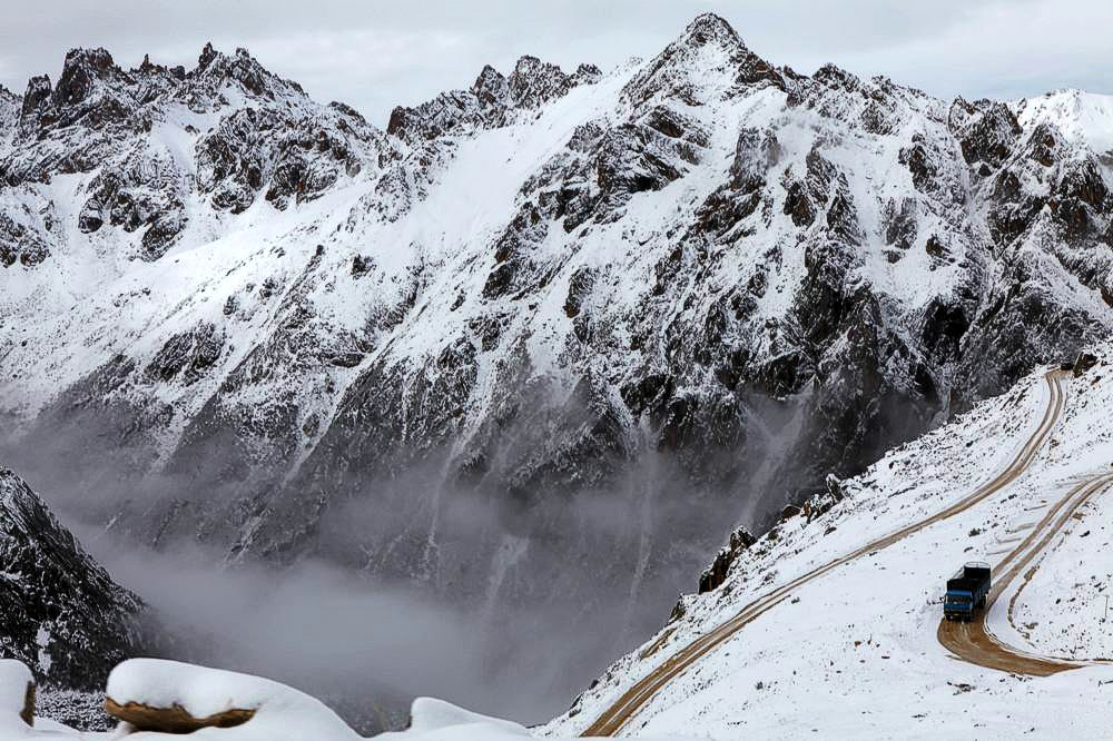 驴行川藏第一险——翻越冰雪覆盖的雀儿山(组照)