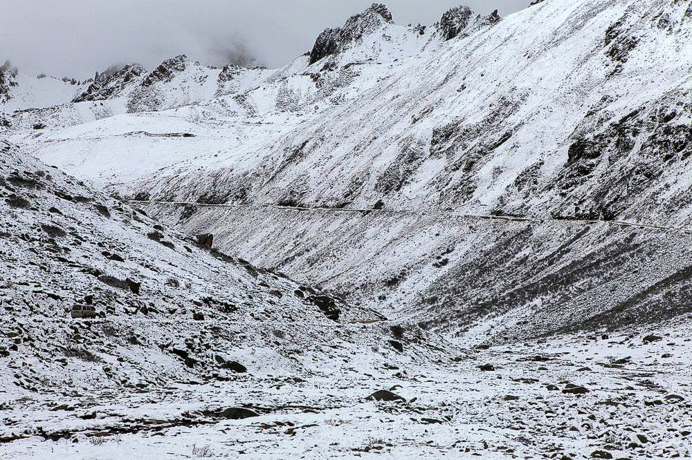 驴行川藏第一险——翻越冰雪覆盖的雀儿山(组照)